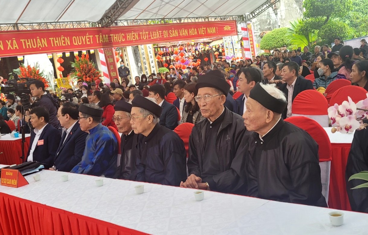 Nhân dân, du khách dự lễ hội Minh Thề (Kiến Thuỵ, Hải Phòng). Ảnh: M.Dung