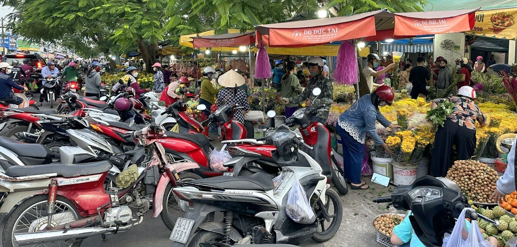 Người dân mua hàng hóa chuẩn bị cho ngày Rằm tháng giêng tại chợ Phường 1, thành phố Bạc Liêu, tỉnh Bạc Liêu. Ảnh: Nhật Hồ