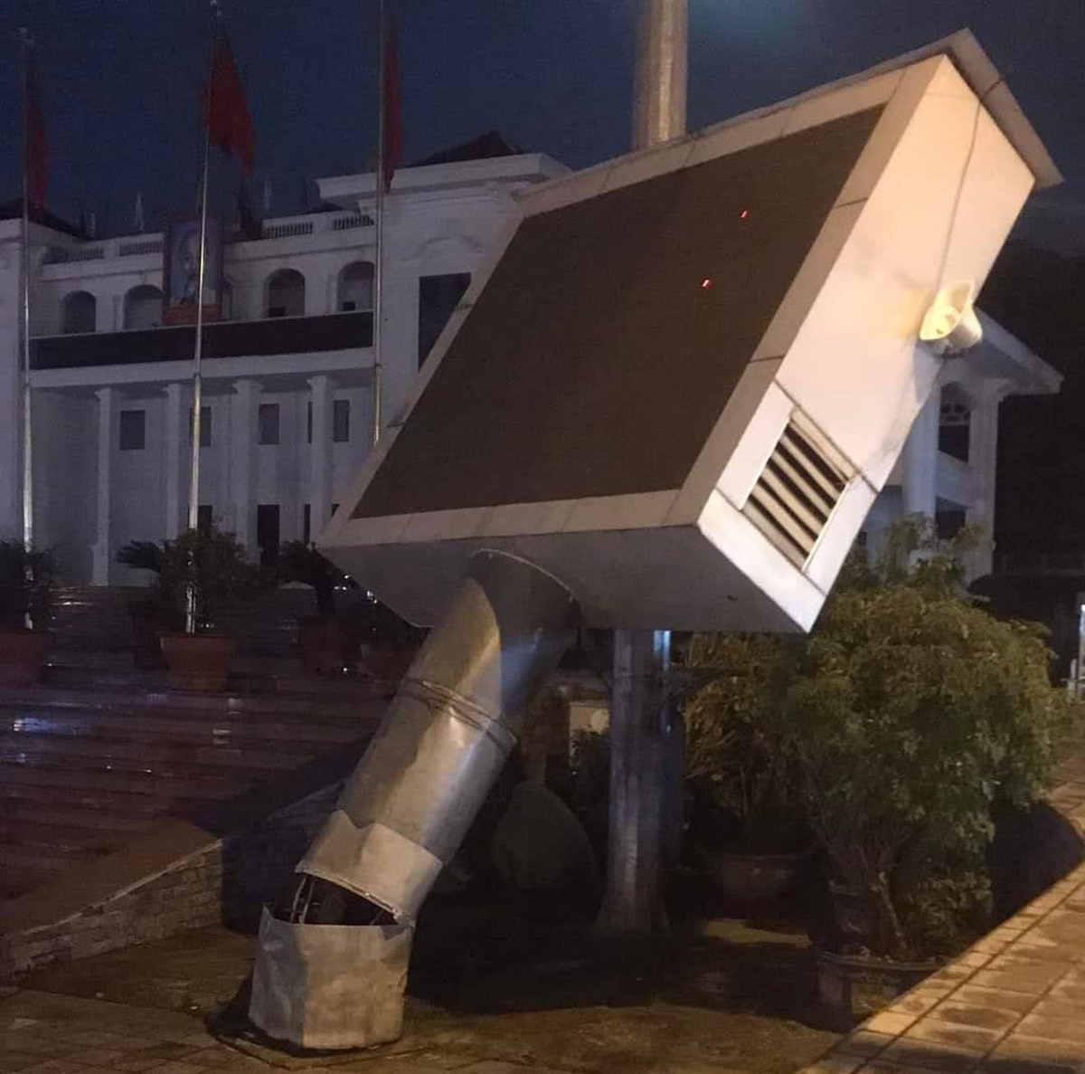 Một màn hình LED khá kiên cố tại Sân hành lễ Tượng đài Chiến thắng Điện Biên Phủ cũng gãy đổ.