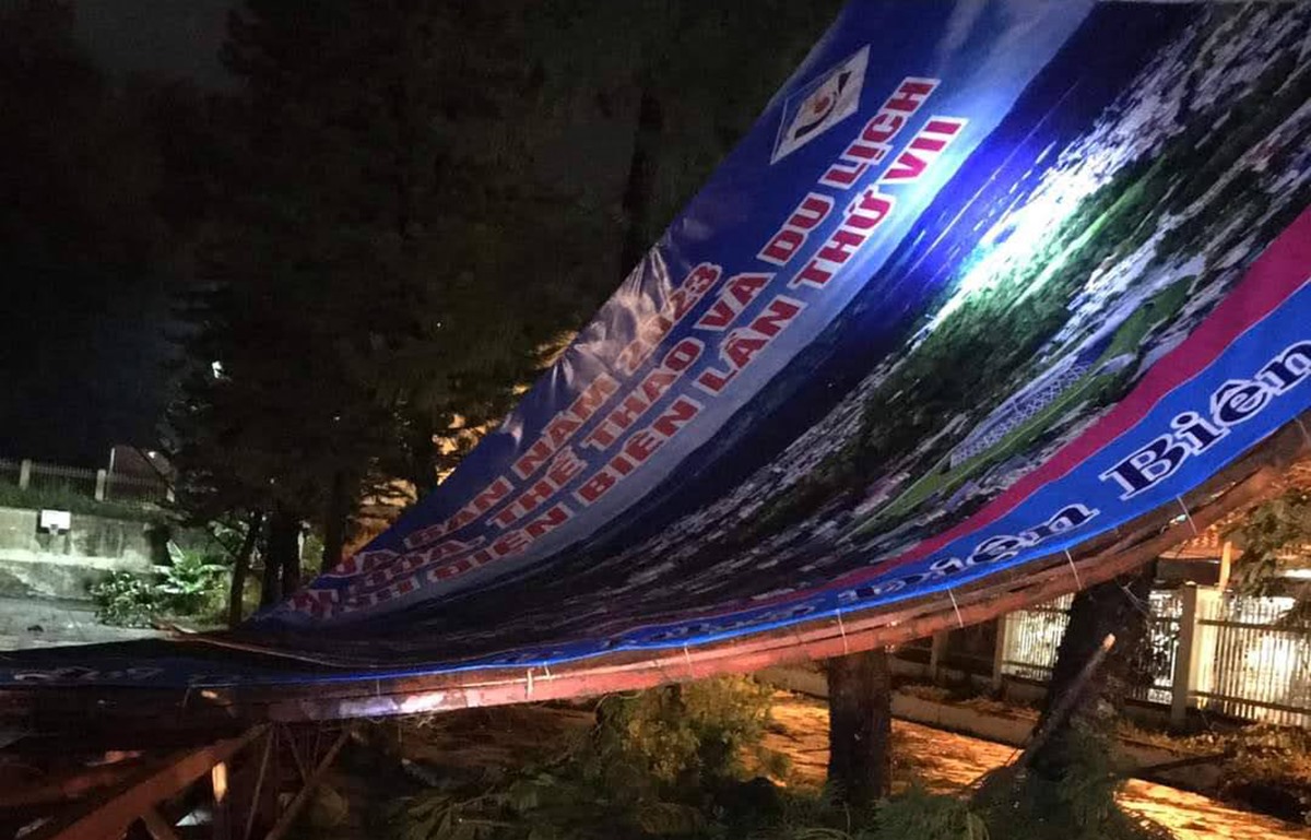 Những tấm pano quảng bá Lễ hội Hoa Ban Điện Biên bị đổ rạp.