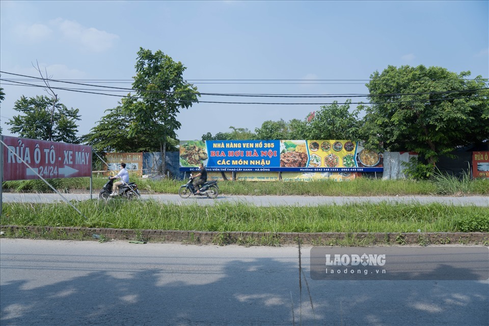 Trước đây, con đường lớn chưa được đặt tên là trục xương sống chạy giữa công viên Hà Đông xuất hiện nhiều tấm biển quảng cáo lớn hướng vào các nhà hàng, bãi rửa ôtô - xe máy... Ảnh tư liệu: Nguyễn Chánh.