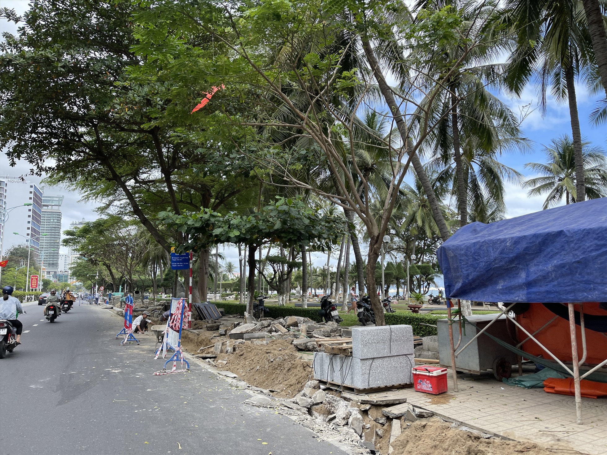 Hàng rào đươc đặt tạm bợ trong quá trình thi công cải tạo vỉa hè đường bờ biển Trần Phú. Ảnh: Thu Cúc