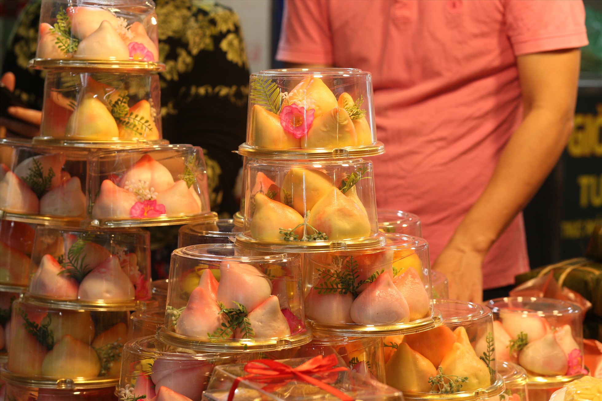 Theo anh Nguyễn Hoàng Quân, chủ cửa hàng Cô Hậu chuyên bán các mặt hàng chay cho hay, mặt hàng bánh bao với màu sắc và hình dáng bắt mắt cũng thu hút nhiều khách mua.