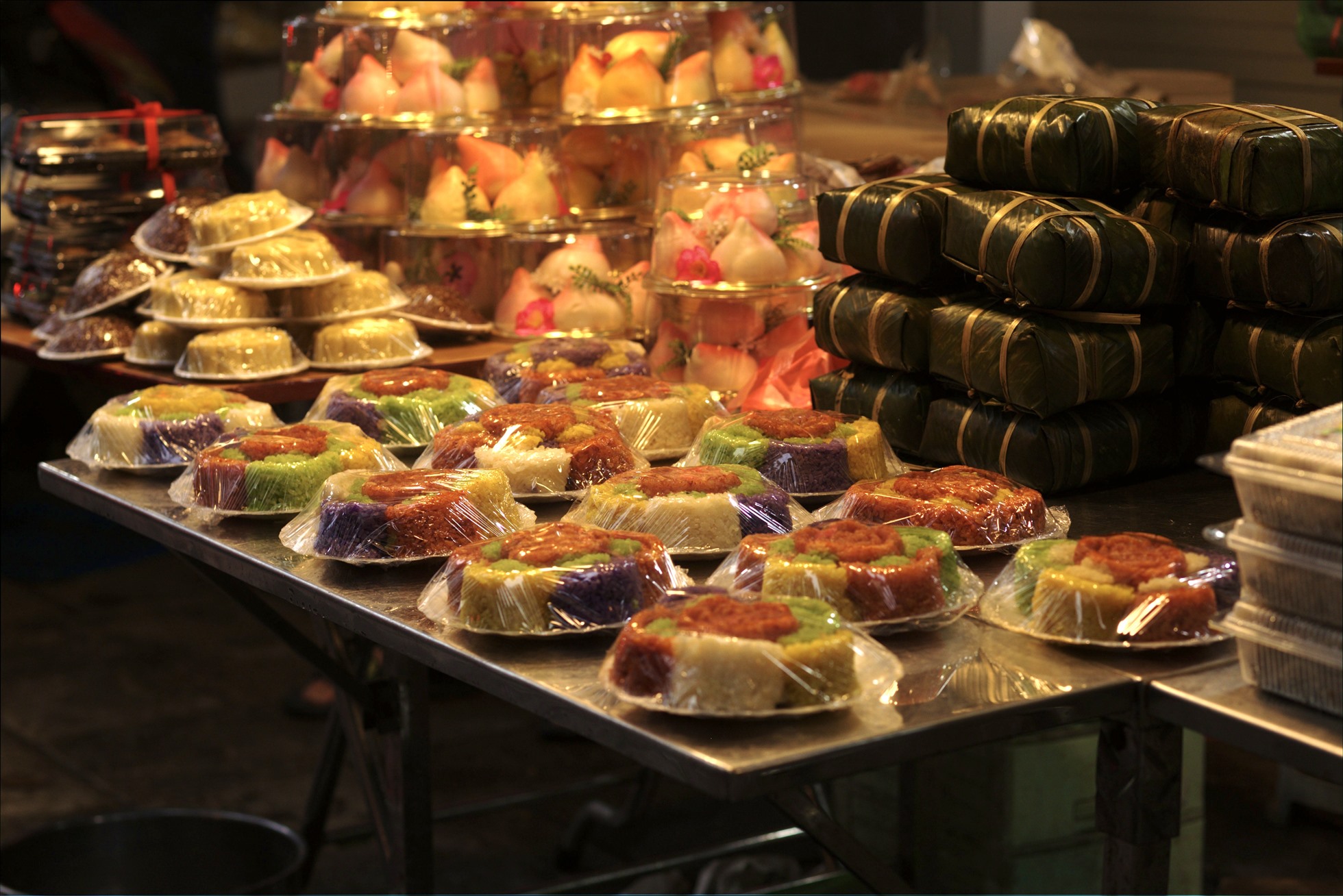 Khu chợ ẩm thực nhà giàu này hội tụ nhiều món ngon, đồ cúng lễ làm sẵn nên được nhiều người tìm đến mua.