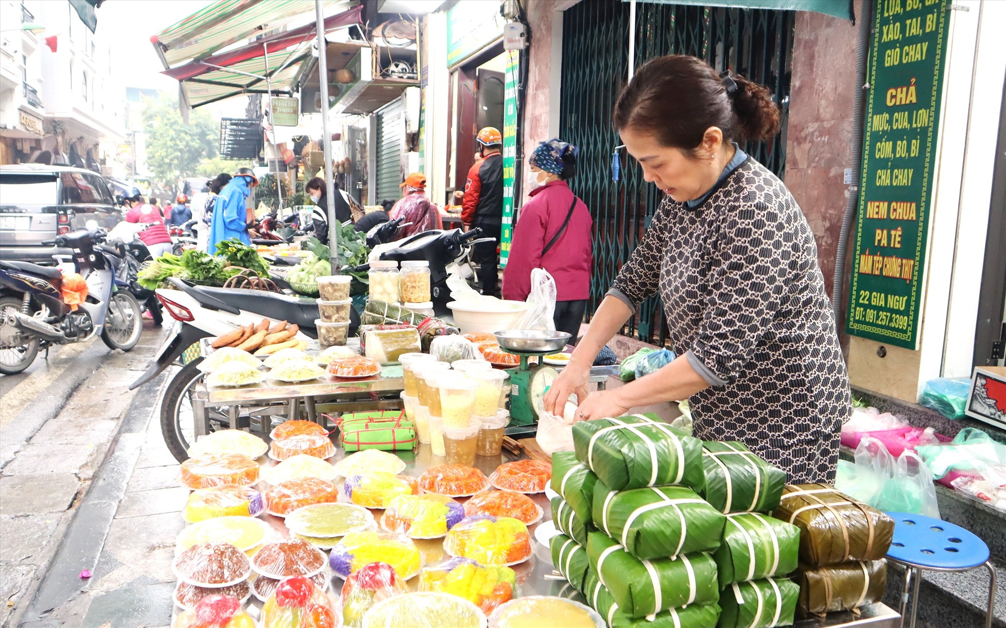 Bà Vũ Thị Ngọc Lan - Tiểu thương bán hàng trên phố Gia Ngư chuẩn bị hàng xôi cúng từ 4h sáng. Theo bà Lan, mặt hàng bán chạy nhất là xôi ngũ sắc có giá 60.000 đồng/đĩa.