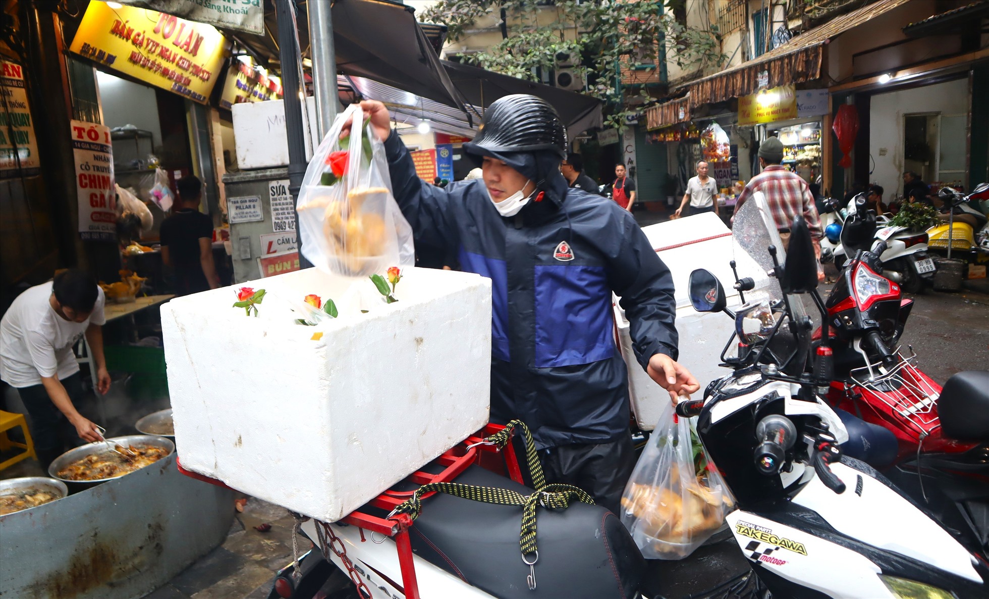 Từ tờ mờ sáng, anh Vũ Anh Tuấn (Hoàn Kiếm, Hà Nội) luôn tất bật để giao gà cúng ngậm hoa hồng tận nhà cho khách. Anh Tuấn cho biết, trong vòng 2 tiếng, anh đã giao được gần 100 con gà.