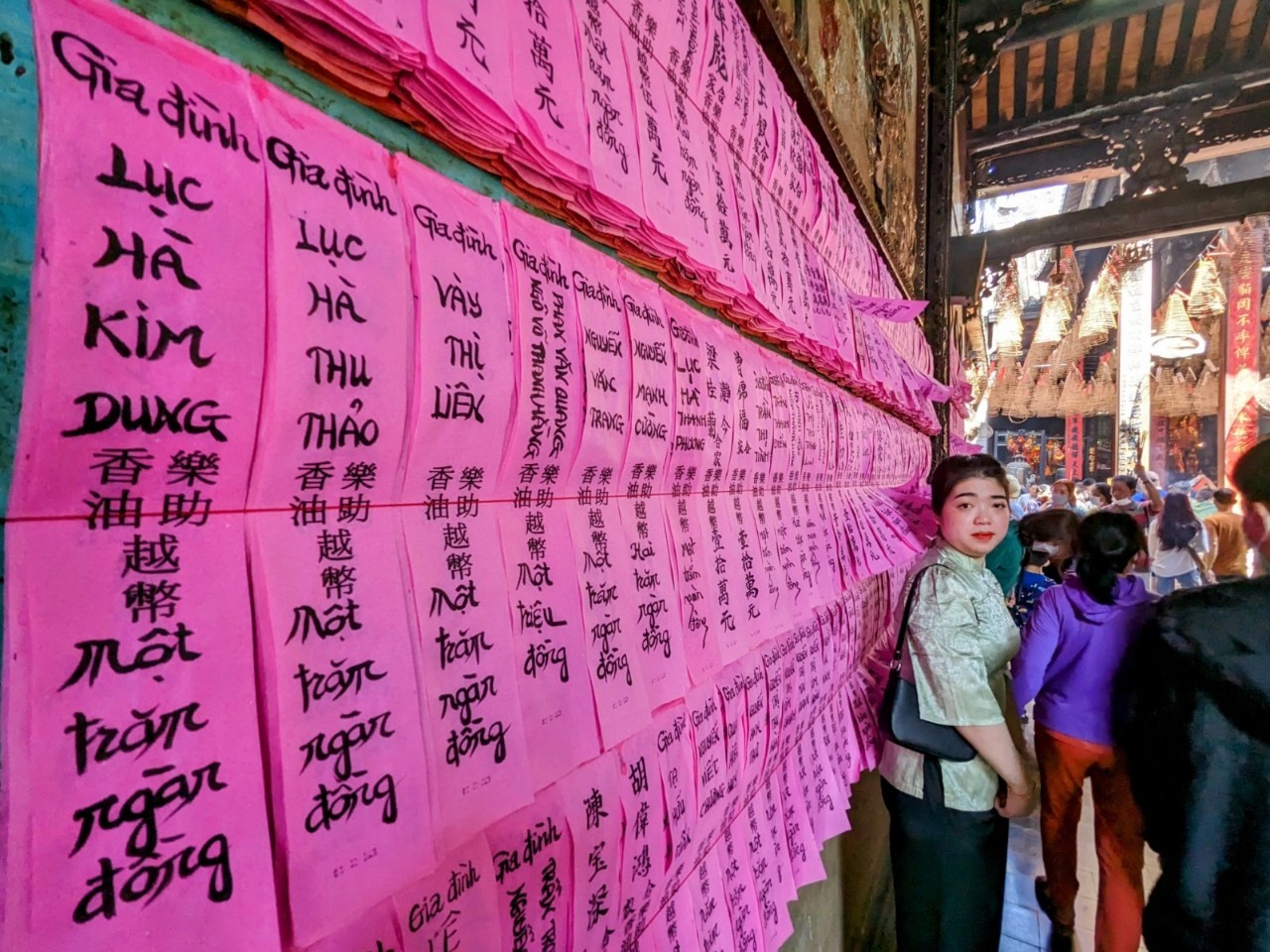 Trong khuôn viên chùa còn có một khu vực được treo dày đặc những lá bùa, ghi tên người cùng với số tiền công đức.