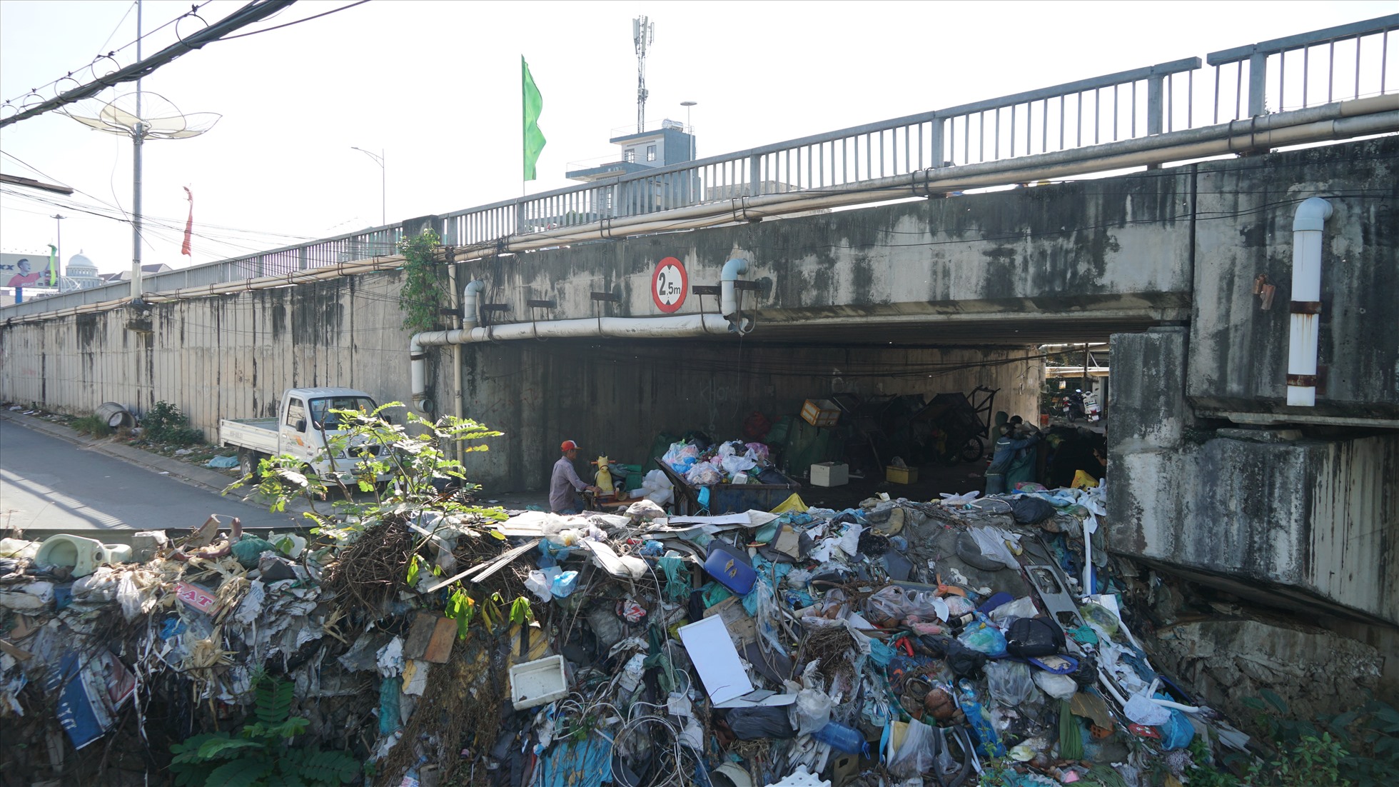 Theo ghi nhận của Lao Động vào ngày 5.2, tại khu vực chân cầu Đầu Sấu (P. Hưng Lợi, Q. Ninh Kiều), các phương tiện vận chuyển rác di chuyển ra vào liên tục, gây mùi hôi khó chịu.