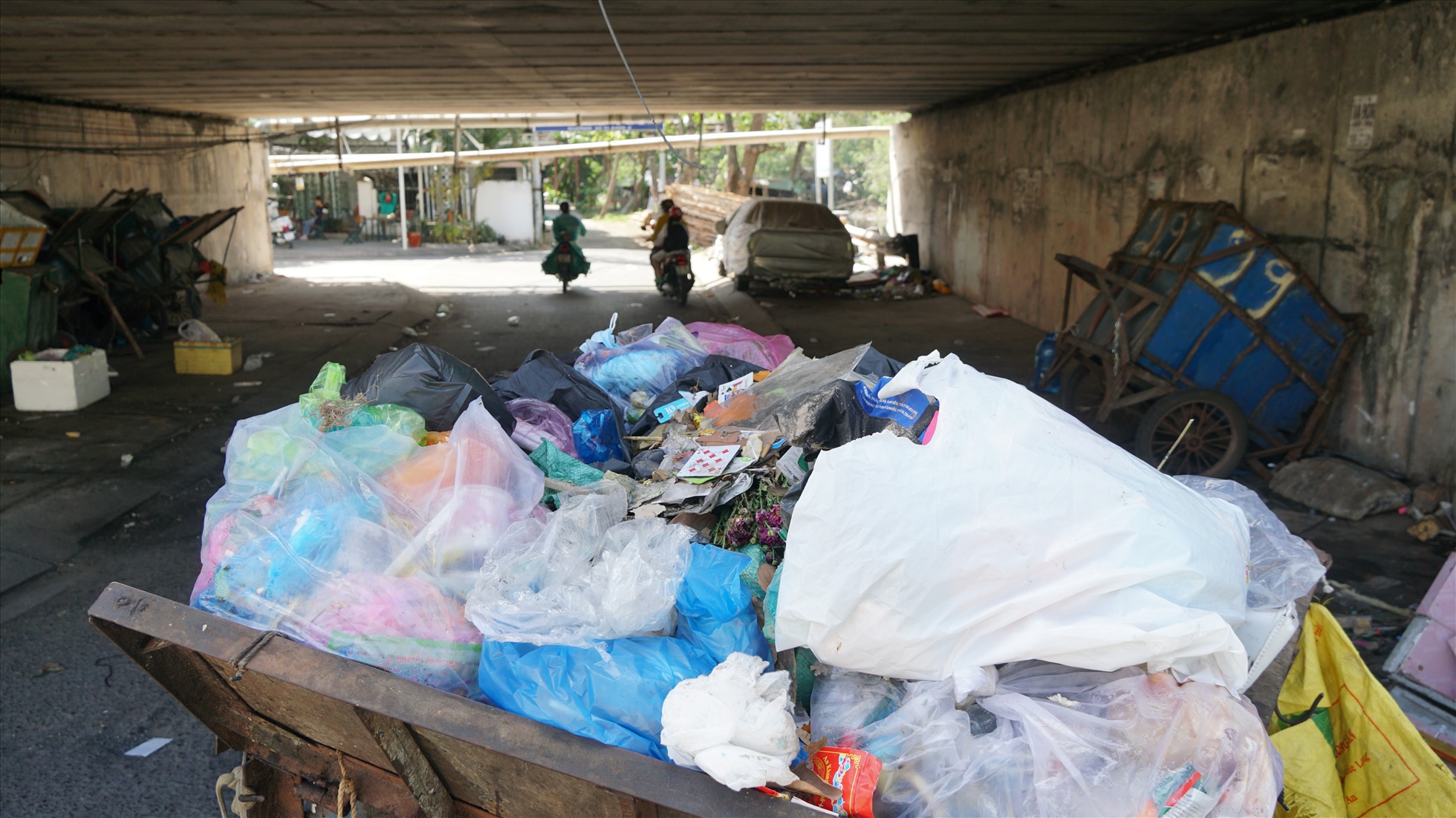 Theo ghi nhận của Lao Động vào ngày 5.2, tại khu vực chân cầu Đầu Sấu (P. Hưng Lợi, Q. Ninh Kiều), các phương tiện vận chuyển rác di chuyển ra vào liên tục, gây mùi hôi khó chịu.