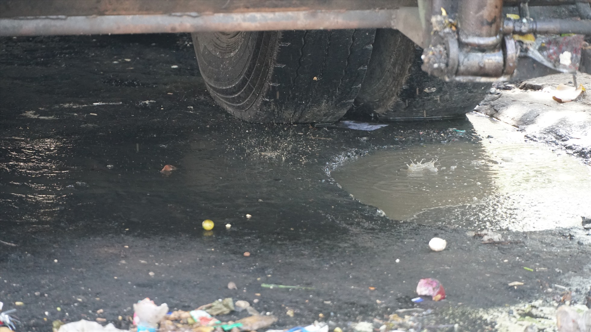 Nước rác rỉ ra lênh láng mặt đường.