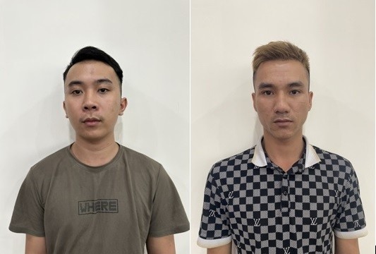 Hai bị can Nguyễn Hoàng Sang và Lê Trường Thịnh (từ trái qua) - trưởng nhóm trong đường dây lừa đảo xuyên quốc gia. Ảnh: Hiền Minh