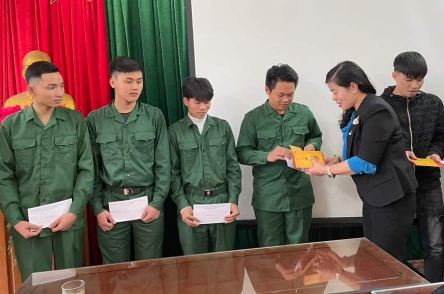 Đại diện lãnh đạo LĐLĐ huyện Yên Khánh tặng quà cho các tân binh. Ảnh: Diệu Anh