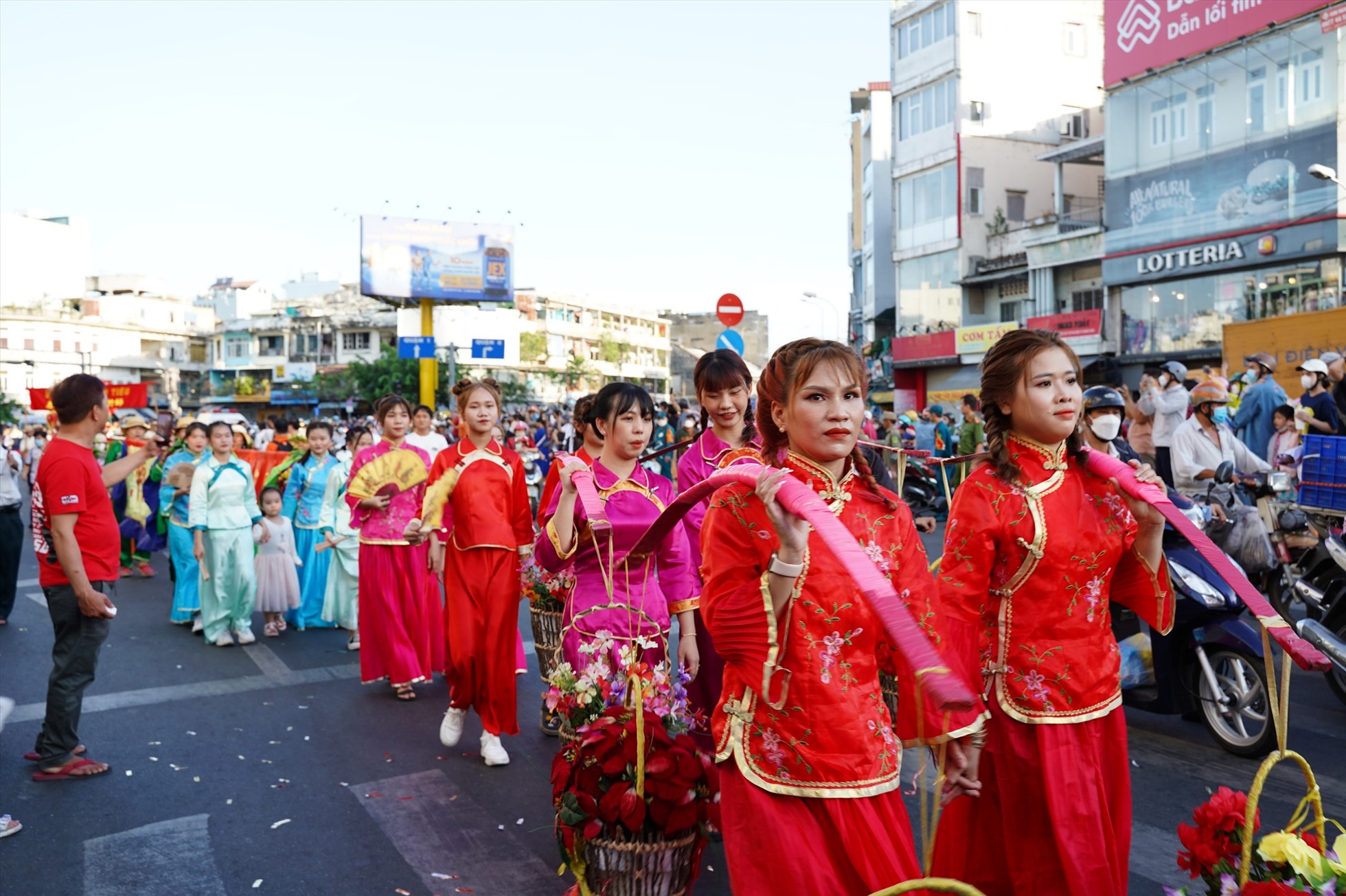 Trong trang phục truyền thống, các cô gái người Hoa biểu diễn điệu múa quạt truyền thống
