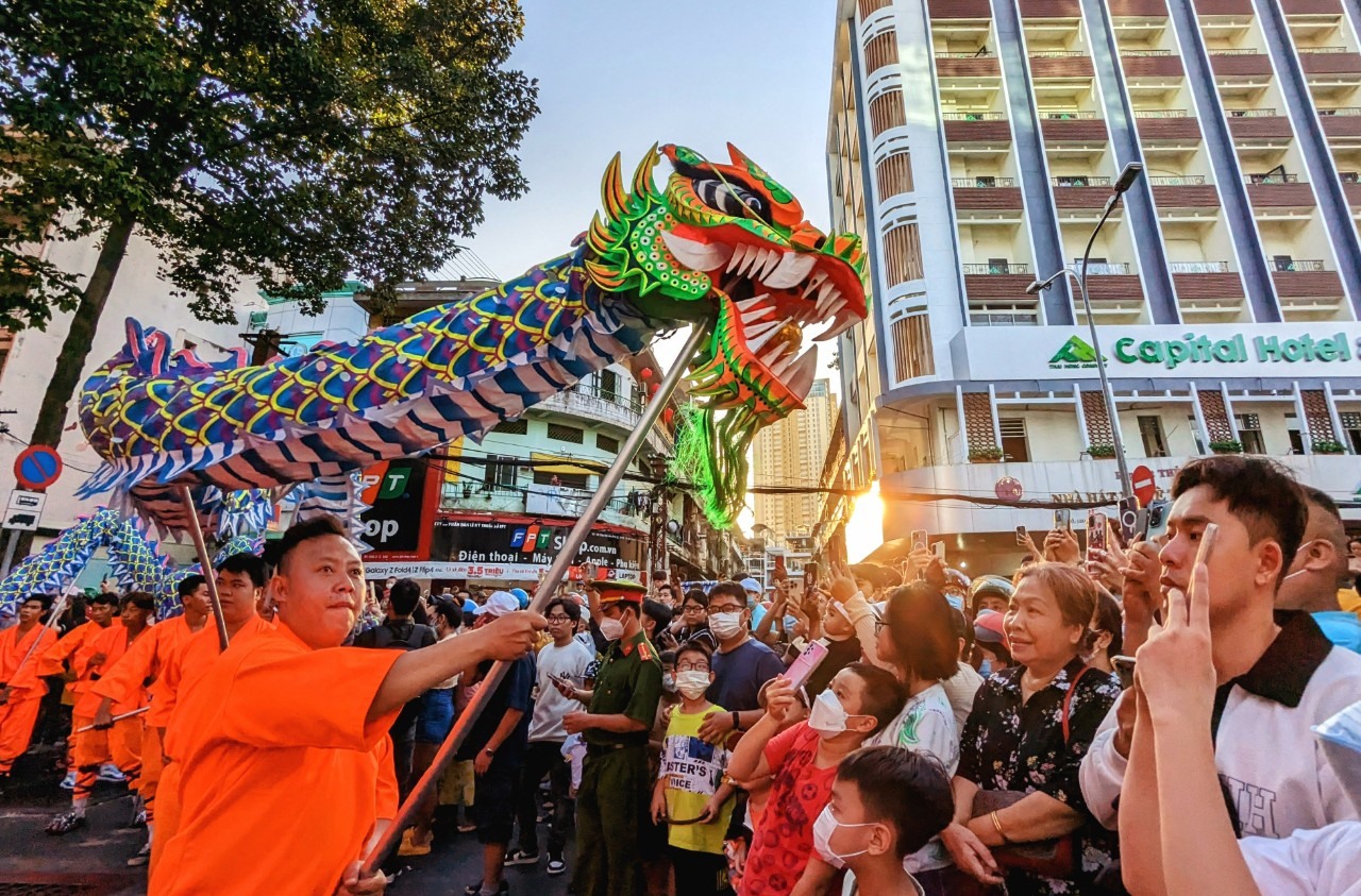Đoàn văn nghệ biểu diễn những điệu nhạc truyền thống của người Hoa với nhạc cụ như trống, chiêng, kèn... tạo không khí rộn ràng trên phố.