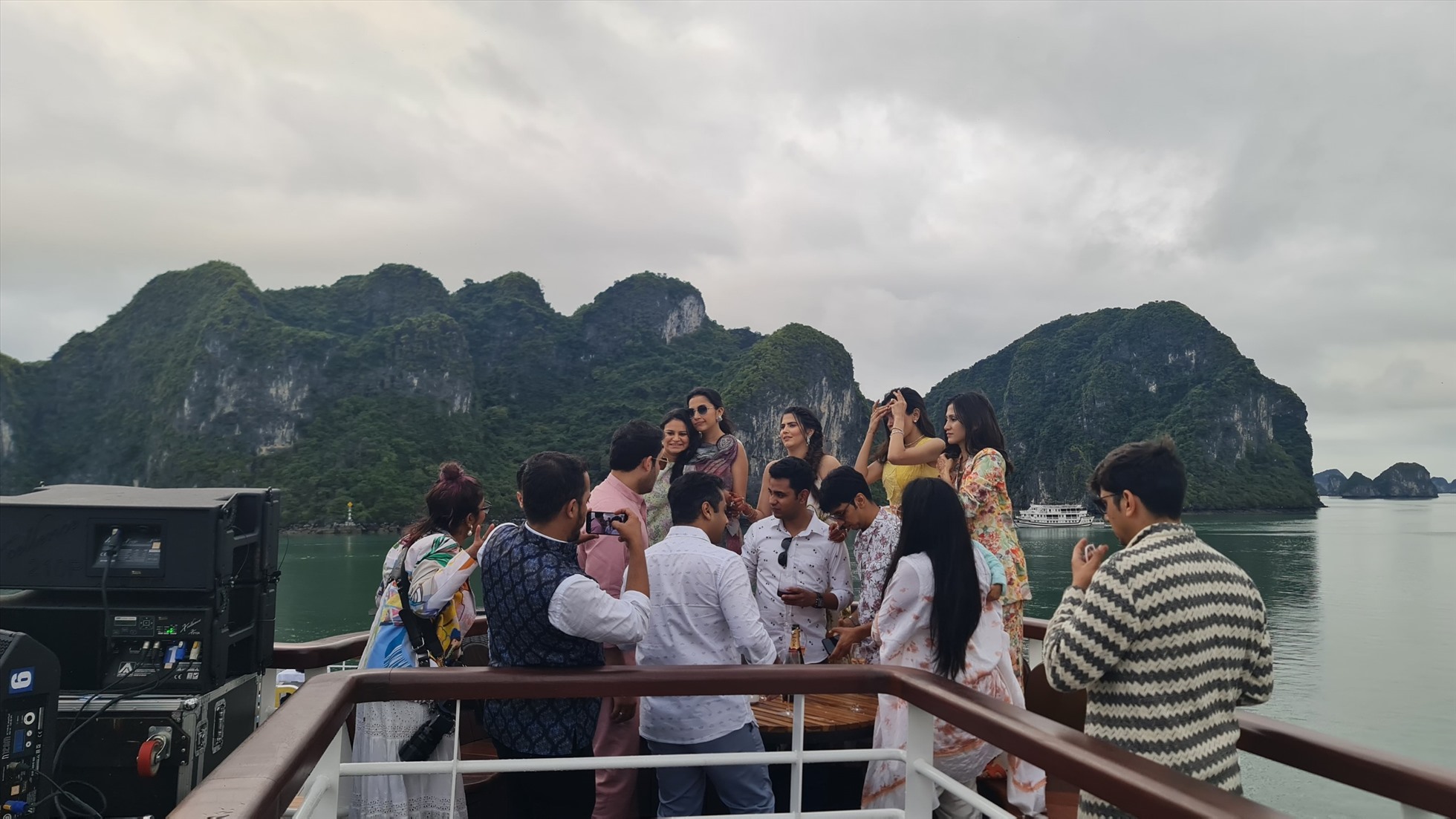 Nhóm thanh niên thích thú chụp ảnh trên vịnh Hạ Long. Ảnh: Nguyễn Hùng