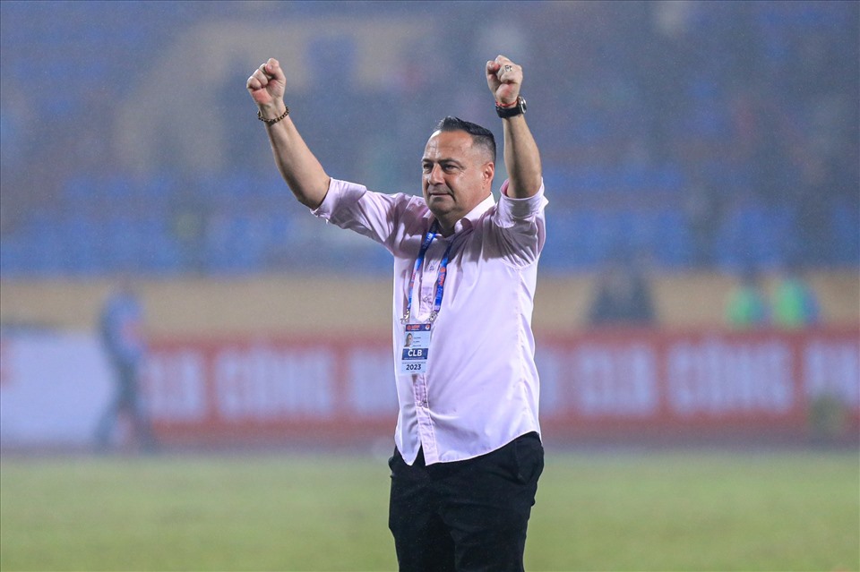 Huấn luyện viên Foiani co được niềm vui sau chiến thắng 5-0 của Công an Hà Nội. Ảnh: Minh Dân