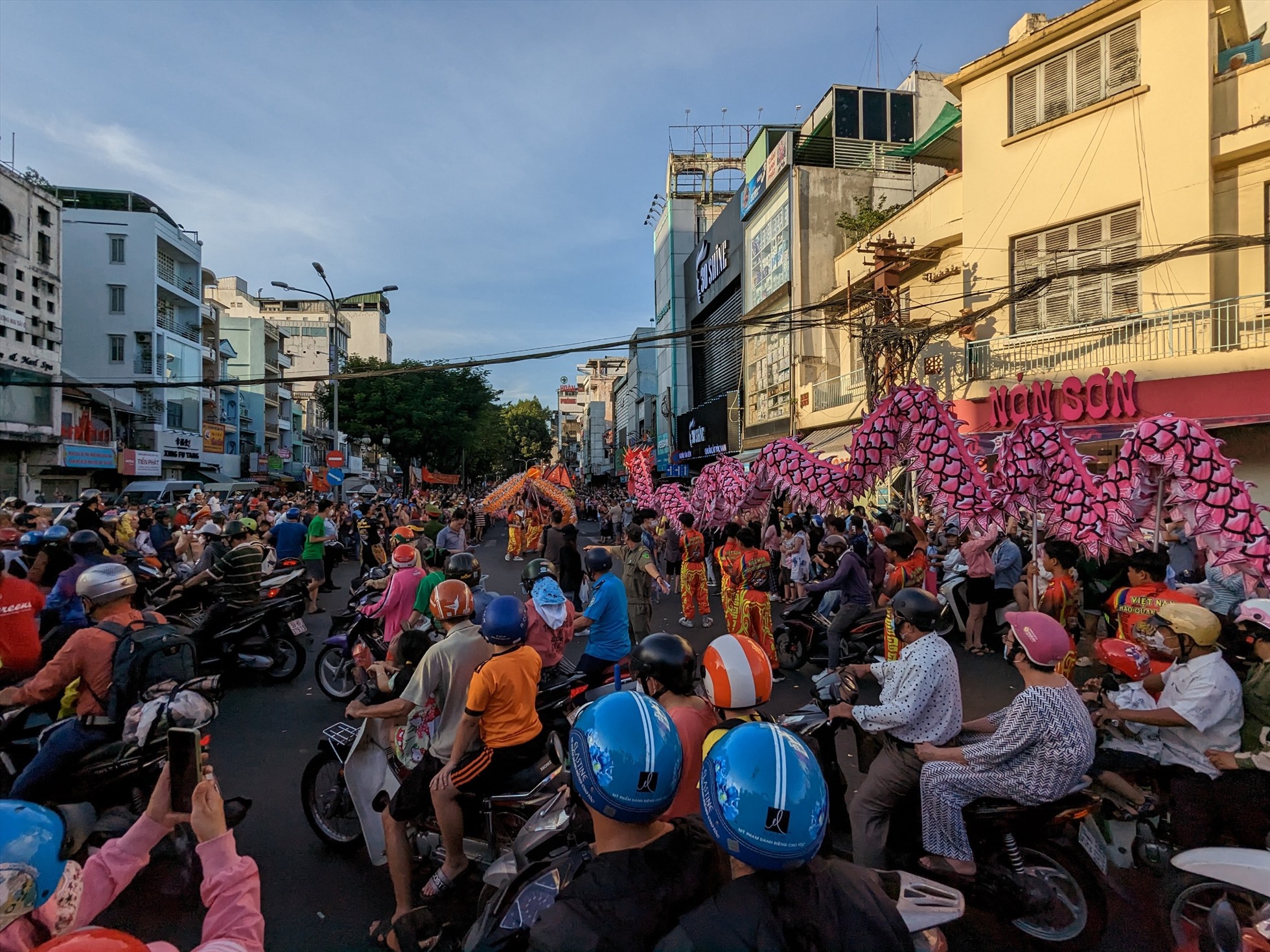 Tại những ngã tư, các đoàn lân sư rồng đi qua đều dừng lại múa cho người dân thưởng thức trong khoảng 2-3 phút.