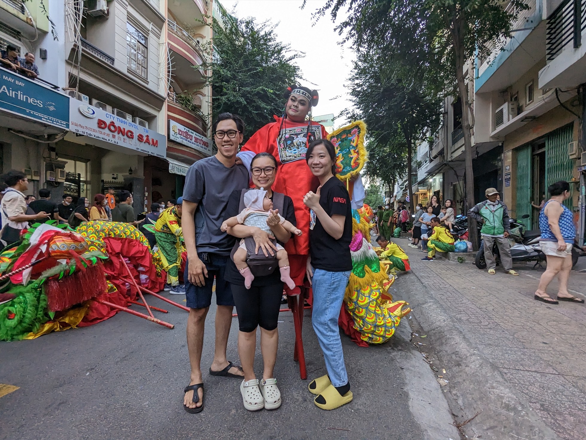 Những màn biểu diễn Lân Sư Rồng được nhiều người dân, đặc biệt là các em nhỏ quan tâm.