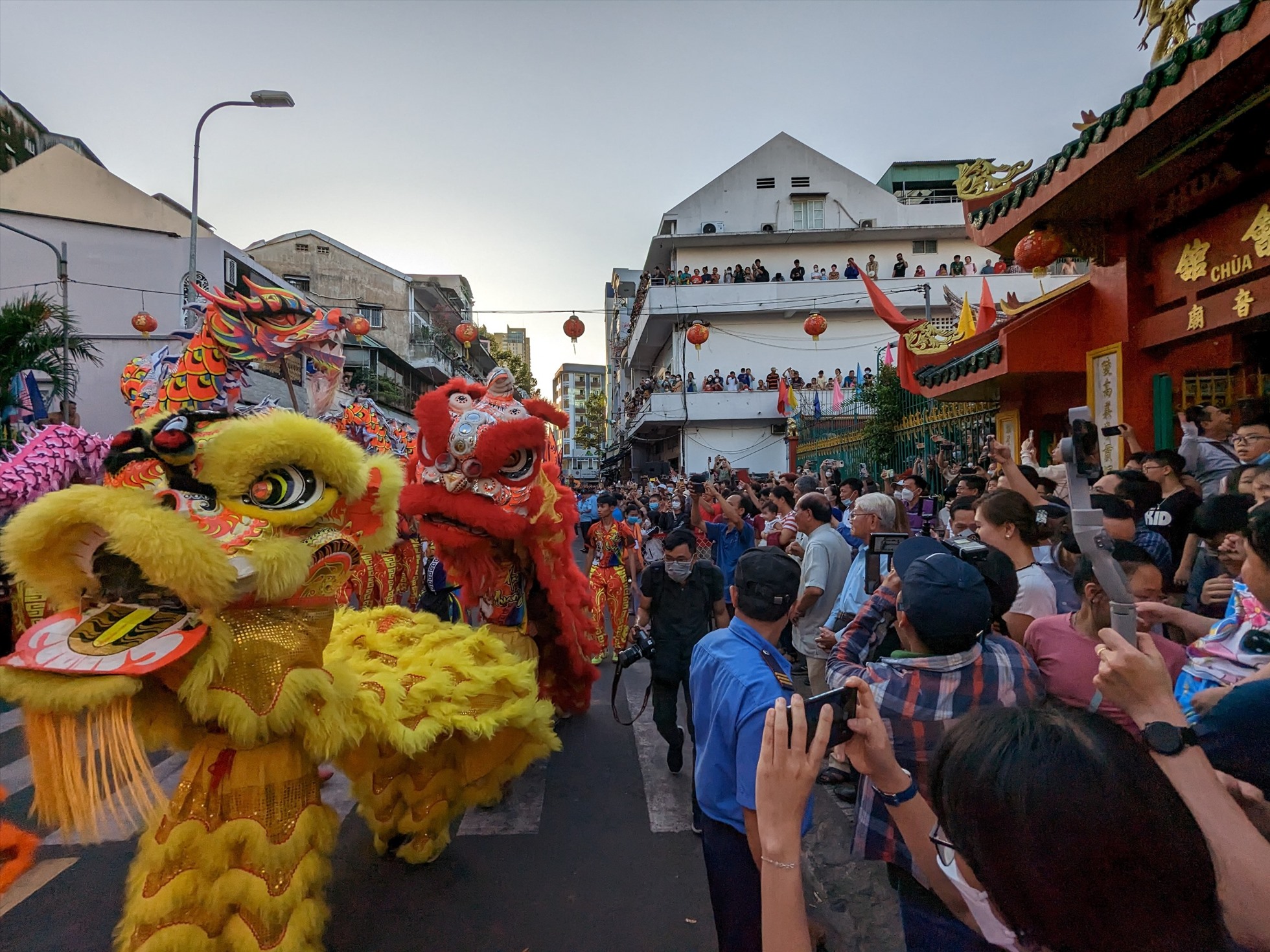 Lễ hội Tết Nguyên tiêu năm nay thu hút hàng nghìn người dân và du khách đổ về quận 5