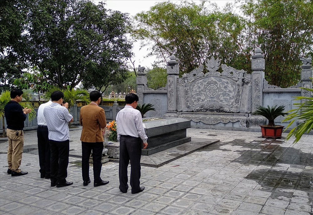 Du khách dâng hương tại Khu lư niệm Nguyễn Du. Ảnh: Trần Lưu.
