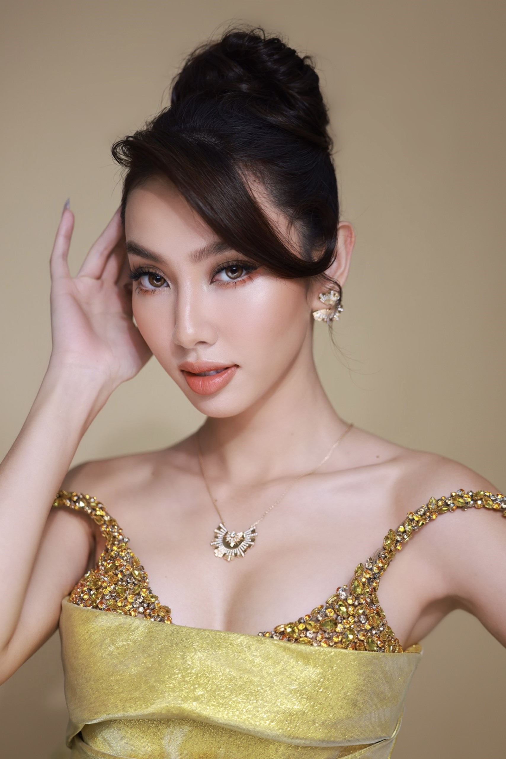 Người đẹp khoe vóc dáng quyến rũ với thiết kế bắt mắt của nhà thiết kế Nguyễn Tiến Truyển, điểm tô thêm bộ trang sức tông vàng sang trọng.