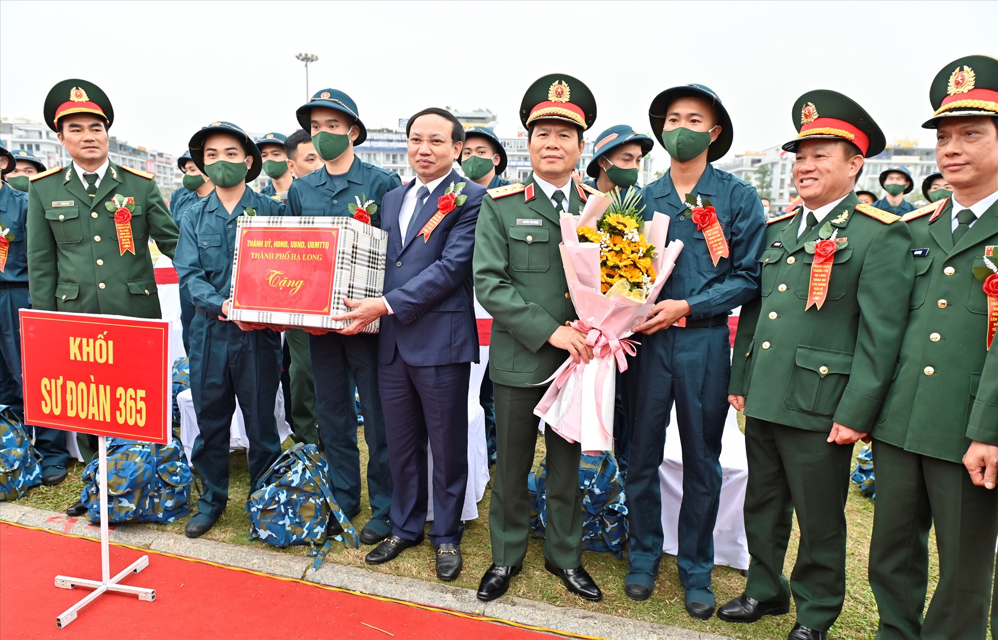 Thứ trưởng Bộ Quốc phòng kiêm Tổng Tham mưu trưởng Quân đội nhân dân Việt Nam Nguyễn Tân Cương cùng Bí thư tỉnh ủy Quảng Ninh Nguyễn Xuân Ký tặng hoa, động viên, trò chuyện với các tân binh trước giờ lên đường nhập ngũ. Ảnh: Nguyễn Hùng