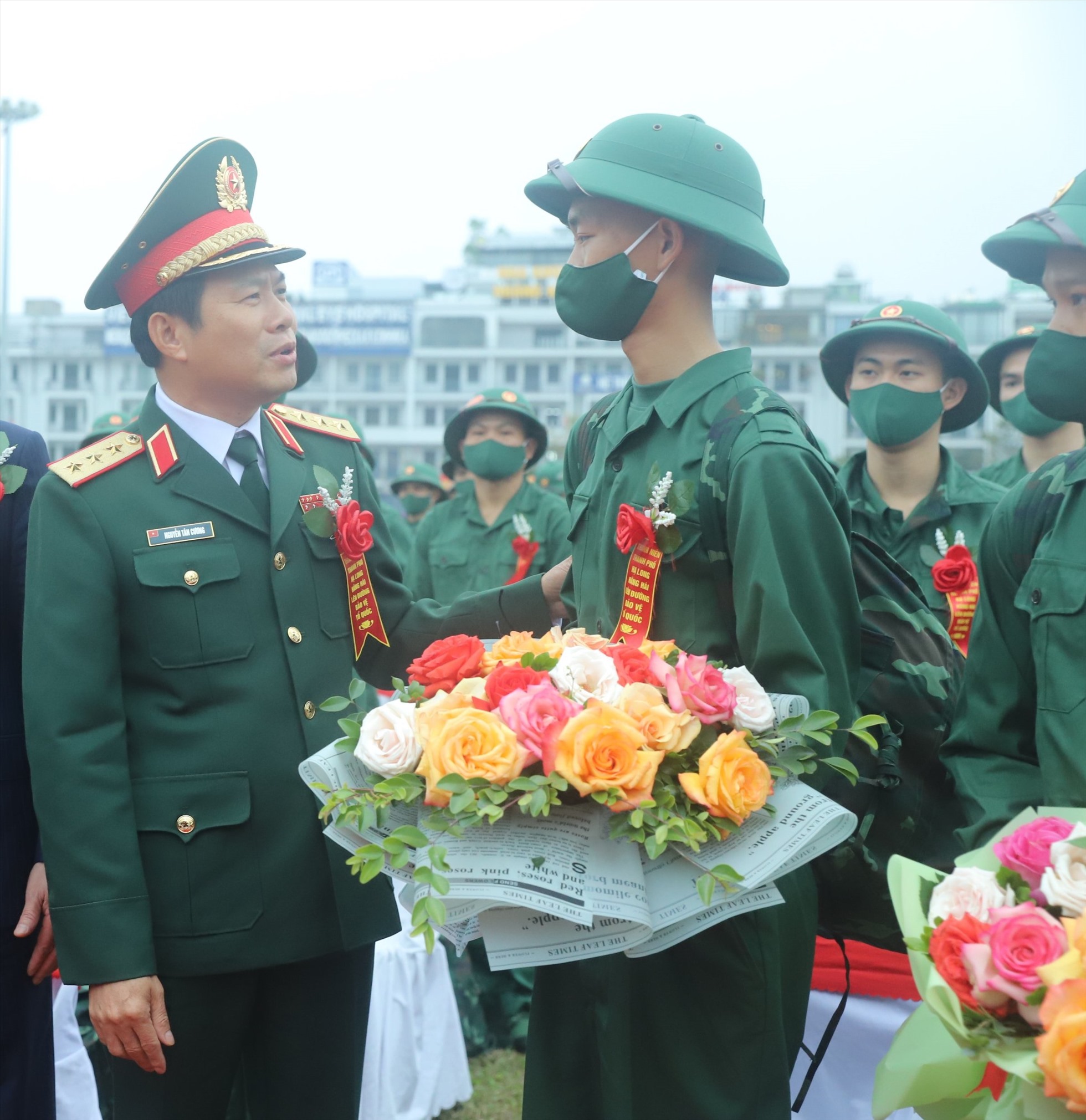 Thượng tướng Nguyễn Tân Cương – Ủy viên Trung ương Đảng, Ủy viên Thường vụ Quân ủy Trung ương, Thứ trưởng Bộ Quốc phòng, Tổng Tham mưu trưởng Quân đội nhân dân Việt Nam – trò chuyện với tân binh Quảng Ninh trước giờ lên đường nhập ngũ. Ảnh: Nguyễn Hùng