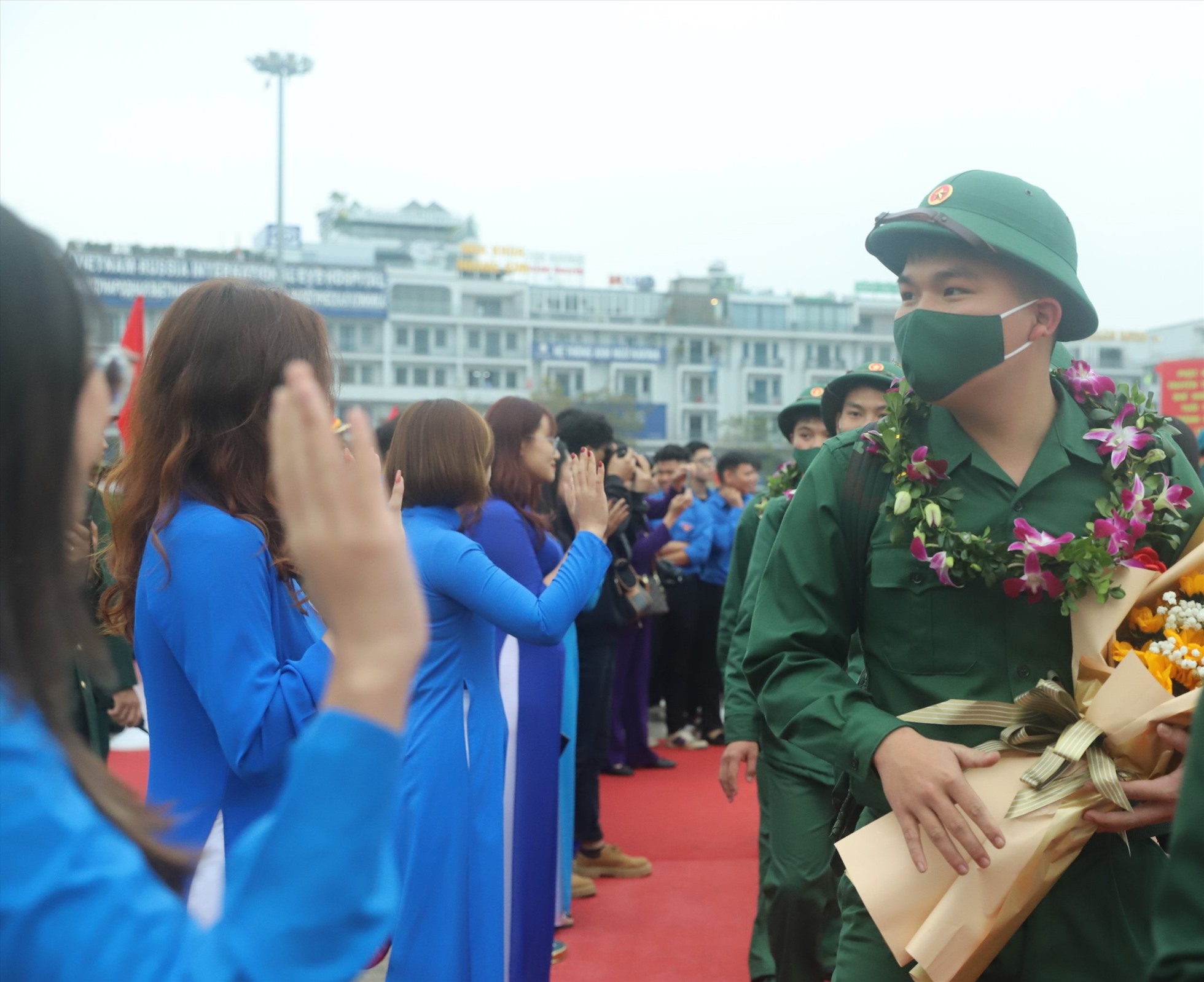 Tiễn tân binh lên đường nhập ngũ. Ảnh: Nguyễn Hùng