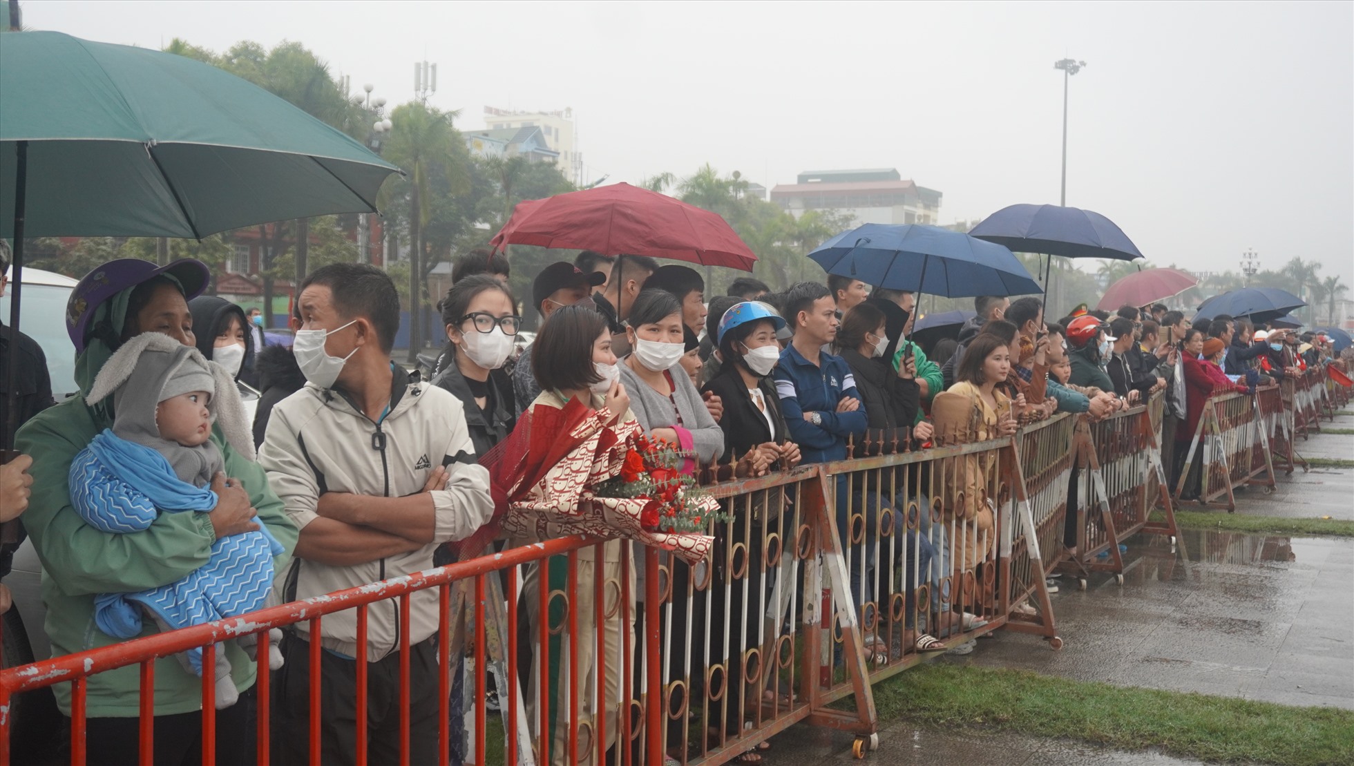 Rất đông người dân, bạn bè đội mưa đến tiễn chân các tân binh (ở TP. Thanh Hóa) lên đường nhập ngũ. Ảnh: Quách Du