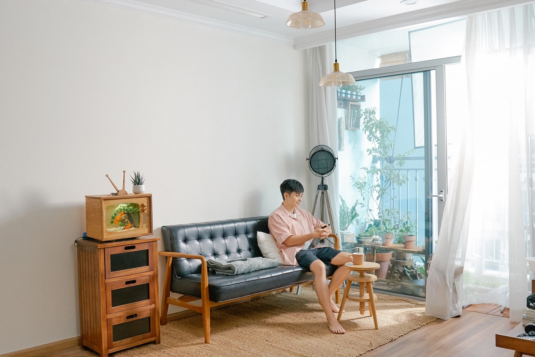 Jun Phạm sống tối giản trong căn hộ riêng của mình. Ảnh: Nghệ sĩ cung cấp.