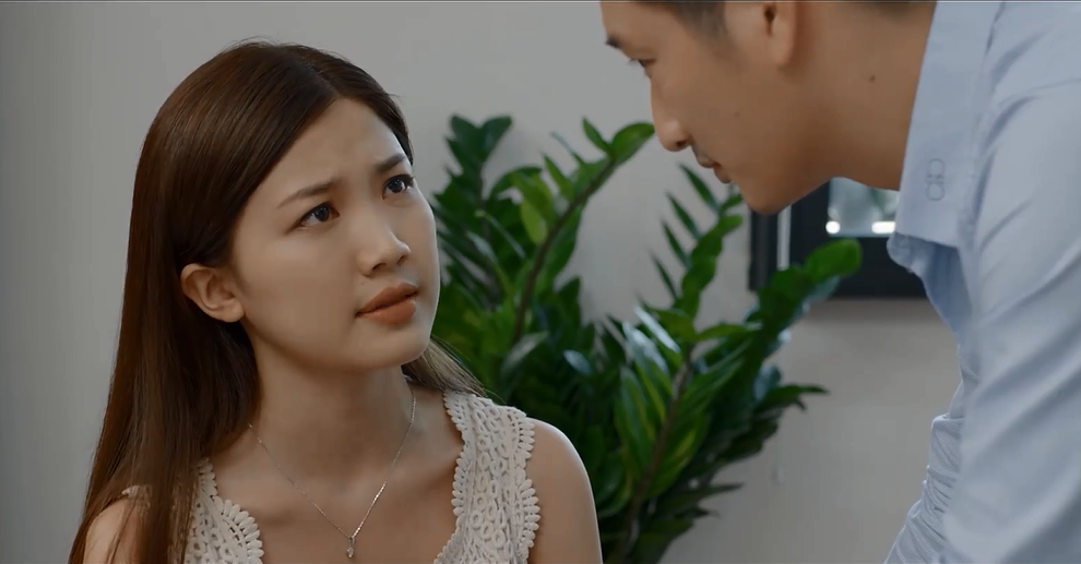 Lương Thanh vào vai Trà tiểu tam trong “Hoa hồng trên ngực trái“. Ảnh chụp màn hình