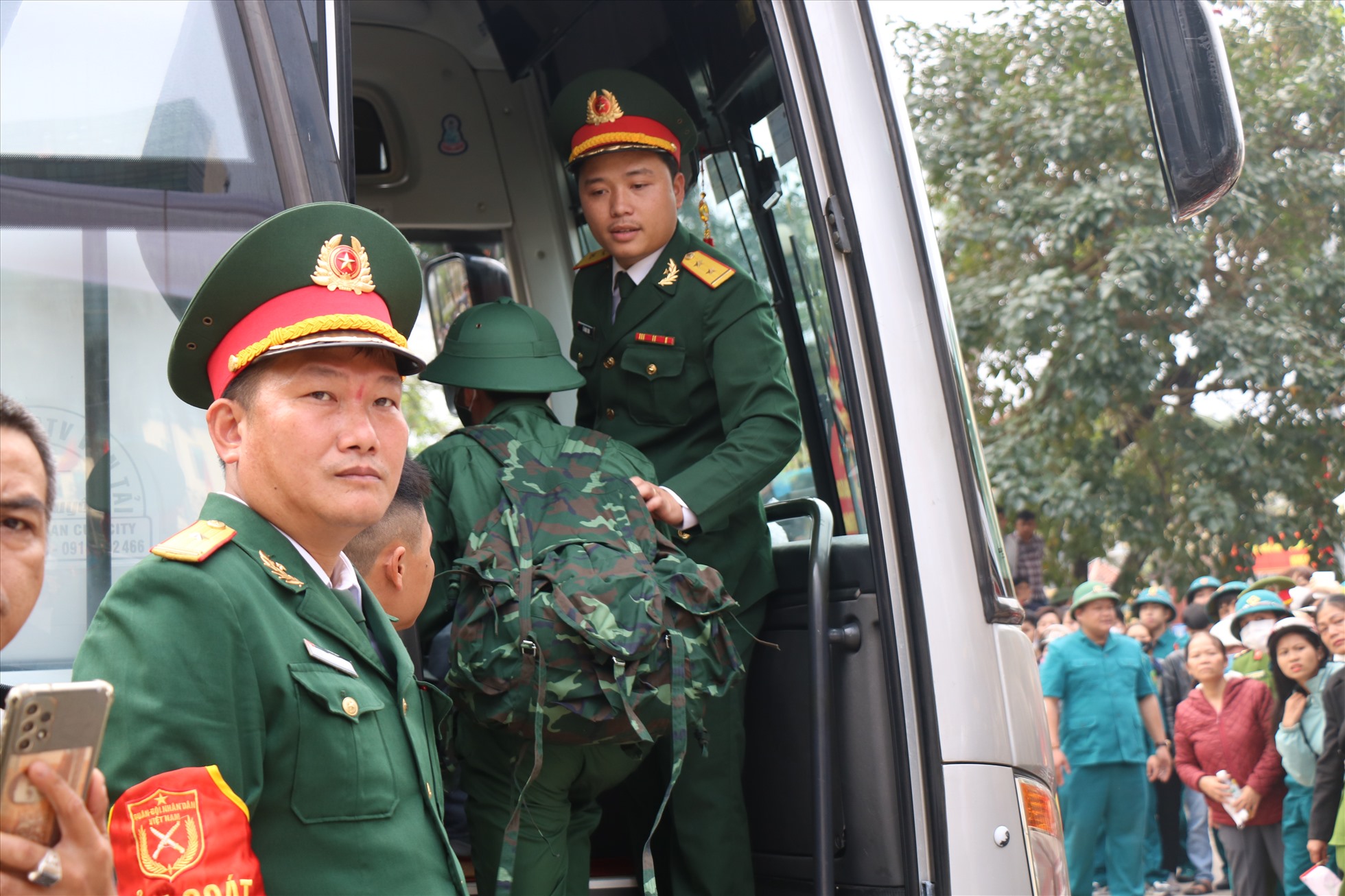 Công tác giao nhận quân diễn ra long trọng, đúng thời gian, đảm bảo nhanh gọn, đủ chỉ tiêu, tiết kiệm và an toàn.  100% thanh niên phấn khởi, tự tin lên đường tòng quân theo tiếng gọi thiêng liêng của Tổ quốc.