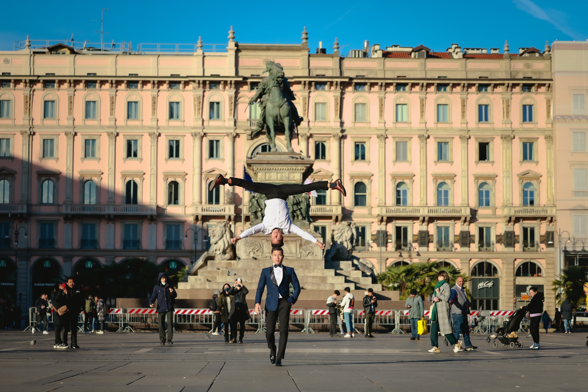 Quốc Cơ - Quốc Nghiệp tại Đài tưởng niệm 127 năm tuổi Vittorio Emanuele II ở trung tâm quảng trường Piazza Del Duomo, Milan, Ý. Ảnh: Hải An