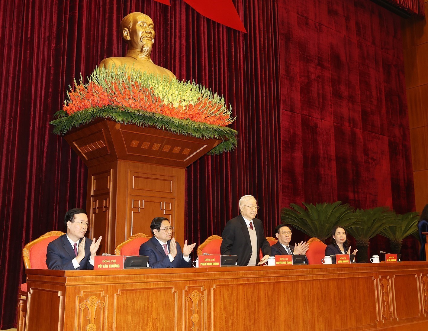 Tổng Bí thư Nguyễn Phú Trọng cùng các đồng chí lãnh đạo Đảng và Nhà nước chủ trì hội nghị.