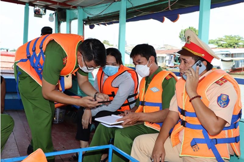 Cơ quan công an điều tra nguyên nhân vụ lật thuyền trên sông Đồng Nai xảy ra sáng ngày 5.2. Ảnh: Hà Anh Chiến
