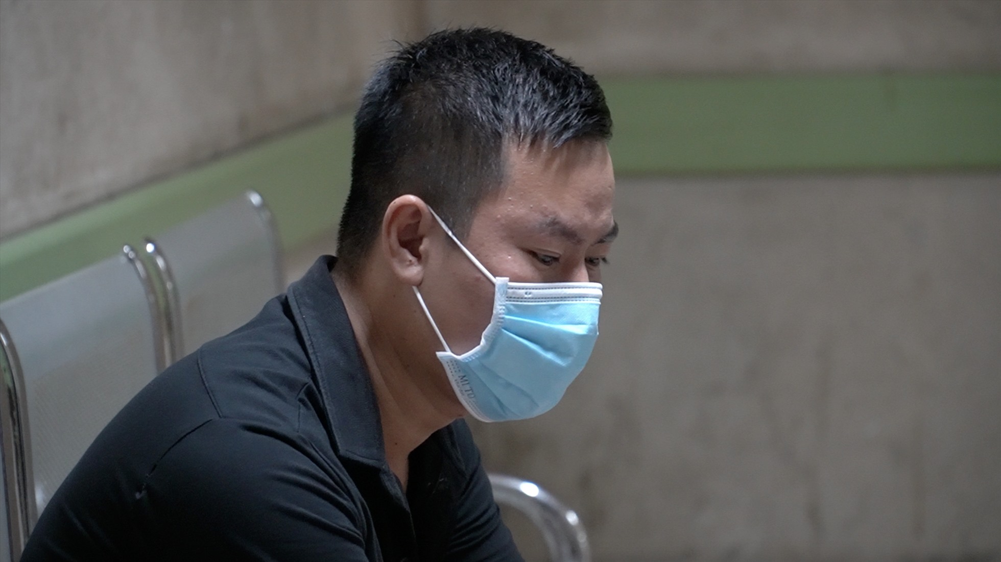 Anh Phạm Văn Mạnh (32 tuổi, chồng nạn nhân) nói như bị rơi xuống vực thẳm. Ảnh: Hà Anh Chiến