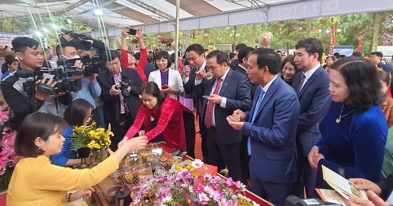 Các đại biểu thăm quan và thưởng thức trà sen được giới thiệu tại Tuần Văn hoá, Du lịch và Xúc tiến thương mại năm 2023. Ảnh: Cổng TTĐT Hải Dương
