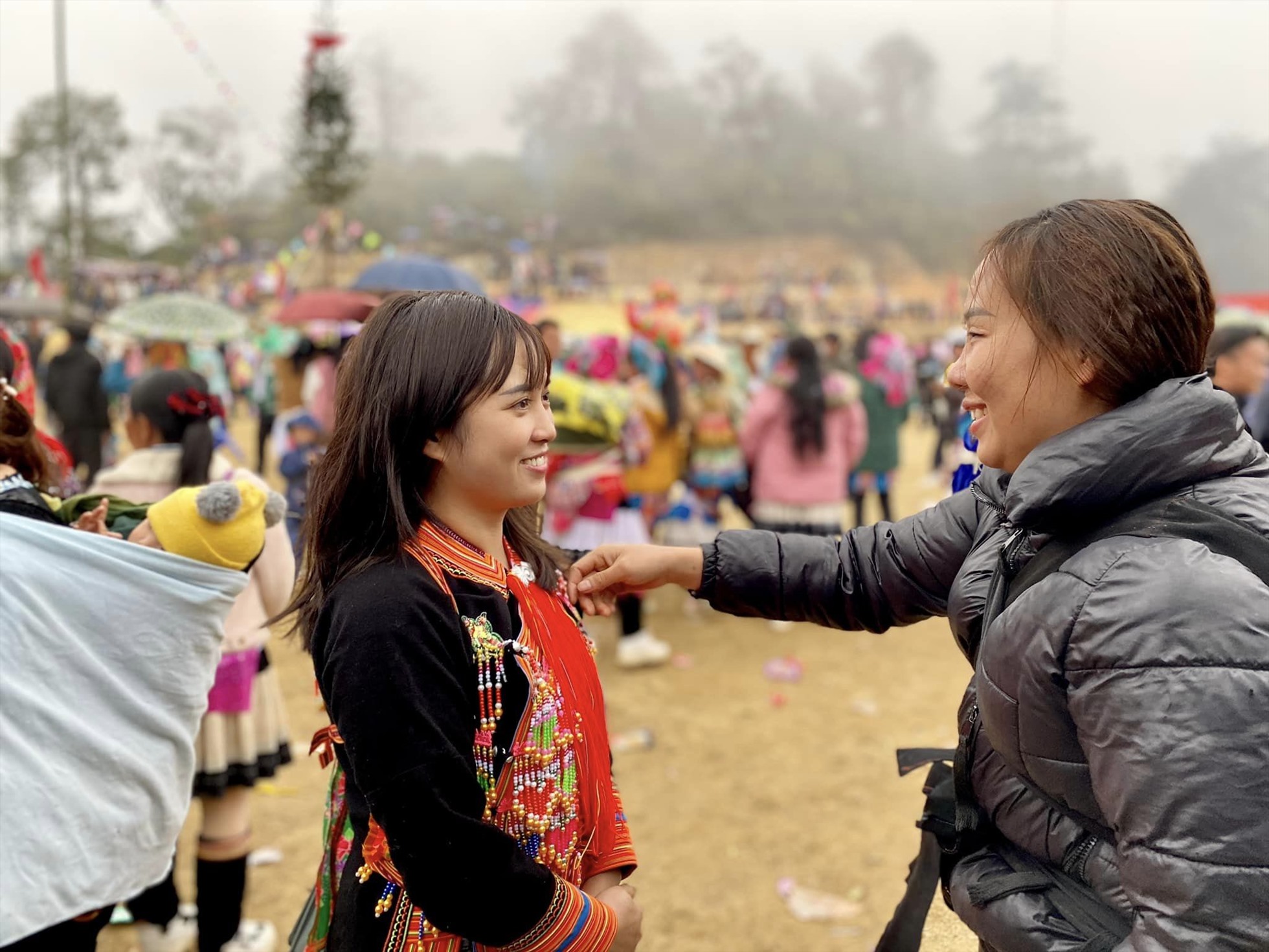 Lễ hội còn là dịp để nhân dân các dân tộc Lai Châu cùng giao lưu văn hóa, tăng thêm sự hiểu biết, là sợi dây liên kết giữa cộng đồng các dân tộc. Ảnh: Thuan Nong