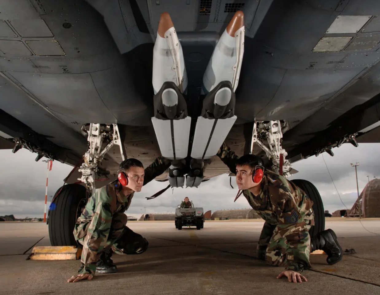 Các kỹ thuật viên Mỹ kiểm tra bom đường kính nhỏ GBU-39 trên máy bay chiến đấu F-15E. Ảnh: Không quân Mỹ