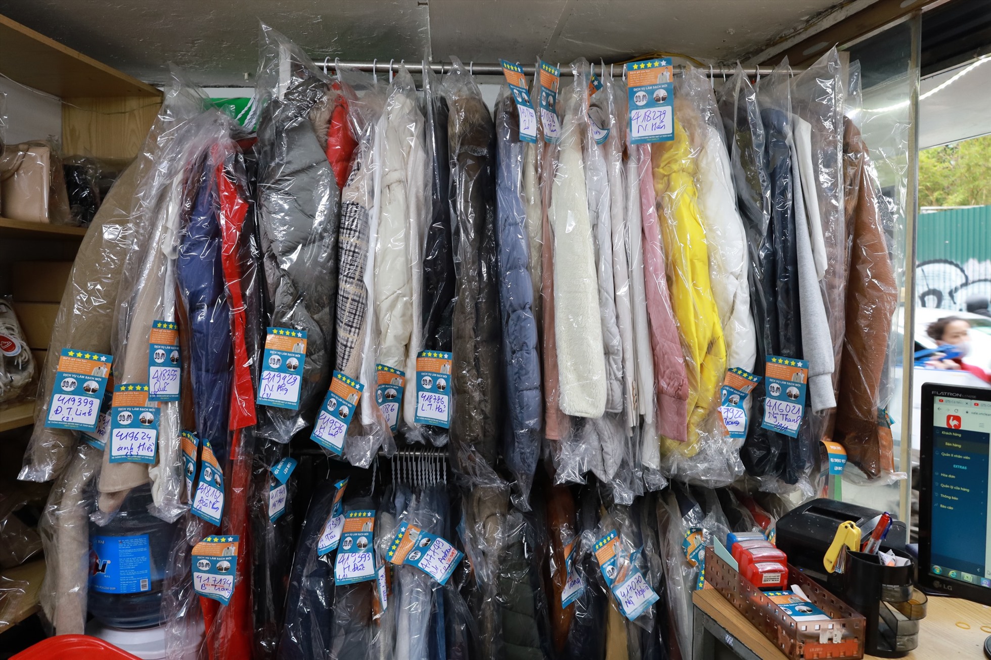 Nhiều người phải mang ra cửa hàng giặt là do không thể phơi khô. Ảnh: Nguyễn Thúy.