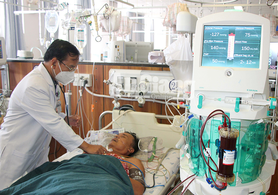 Bệnh nhân bị ngộ độc thực phẩm đang được điều trị tích cực tại Bệnh viện Đa khoa Trung tâm An Giang. Ảnh: Hữu Tri