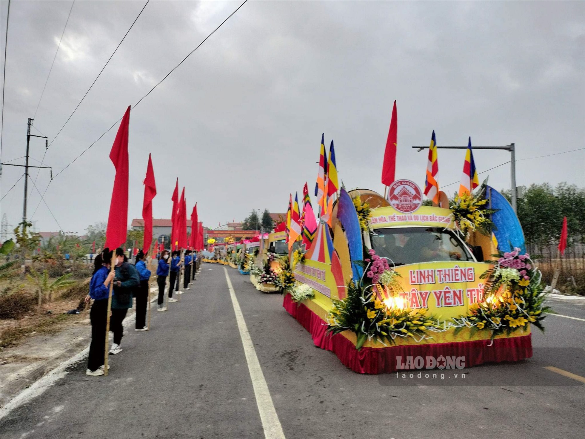 Đoàn rước gồm 108 xe ô tô được trang trí theo nghi thức Phật giáo, đã được Tổ chức Kỷ lục Việt Nam công nhận là Lễ rước theo nghi thức Phật giáo lớn nhất Việt Nam. Ảnh: Nguyễn Kế