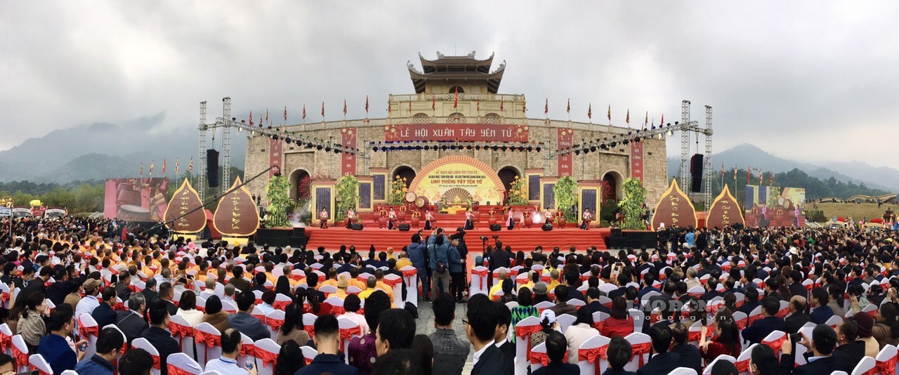 Lễ khai hội thu hút hàng ngàn du khách tham gia. Ảnh: Nguyễn Kế