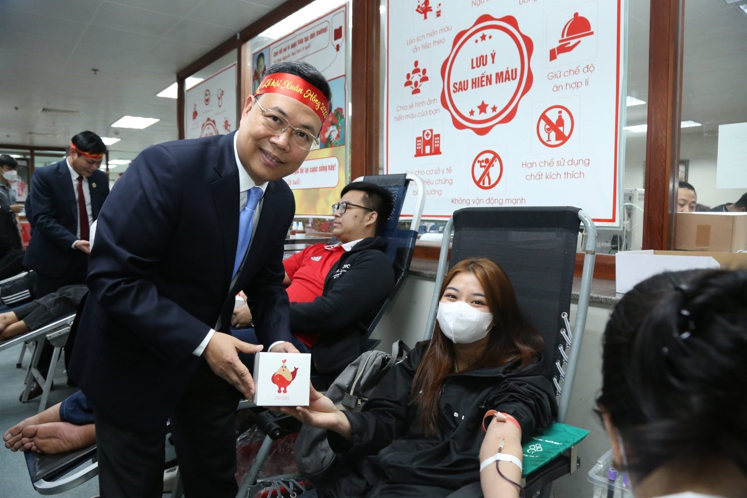 PGS.TS. Nguyễn Hà Thanh, Viện trưởng Viện Huyết học - Truyền máu Trung ương tặng quà lưu niệm cảm ơn người hiến máu. Ảnh: Gia Thắng