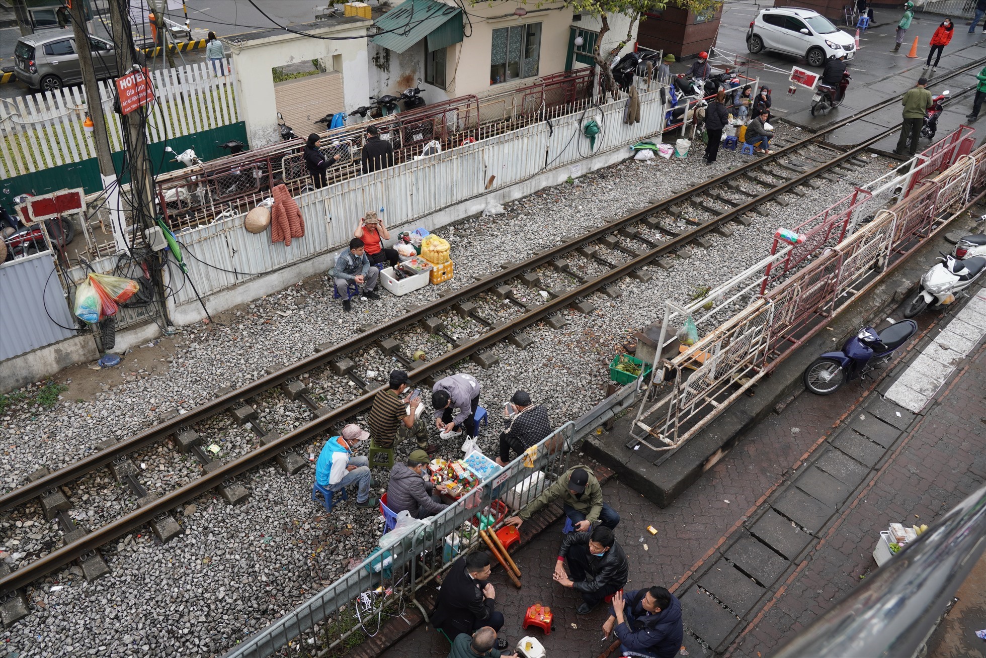 Đường ray nhiều nơi tại Hà Nội còn bị chiếm dụng làm nơi bán hàng rong. Ảnh: Hữu Chánh