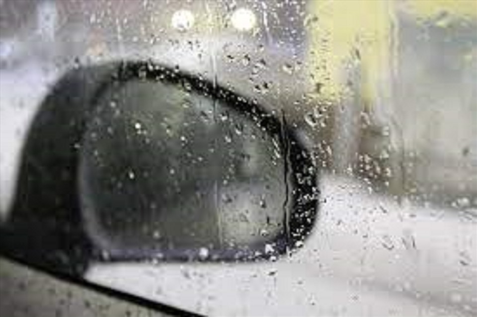 Trong trường hợp trời mưa không lớn, lái xe có thể hạ kính xe hai bên khoảng từ 5-10cm, đồng thời bật quạt gió để lưu thông khí