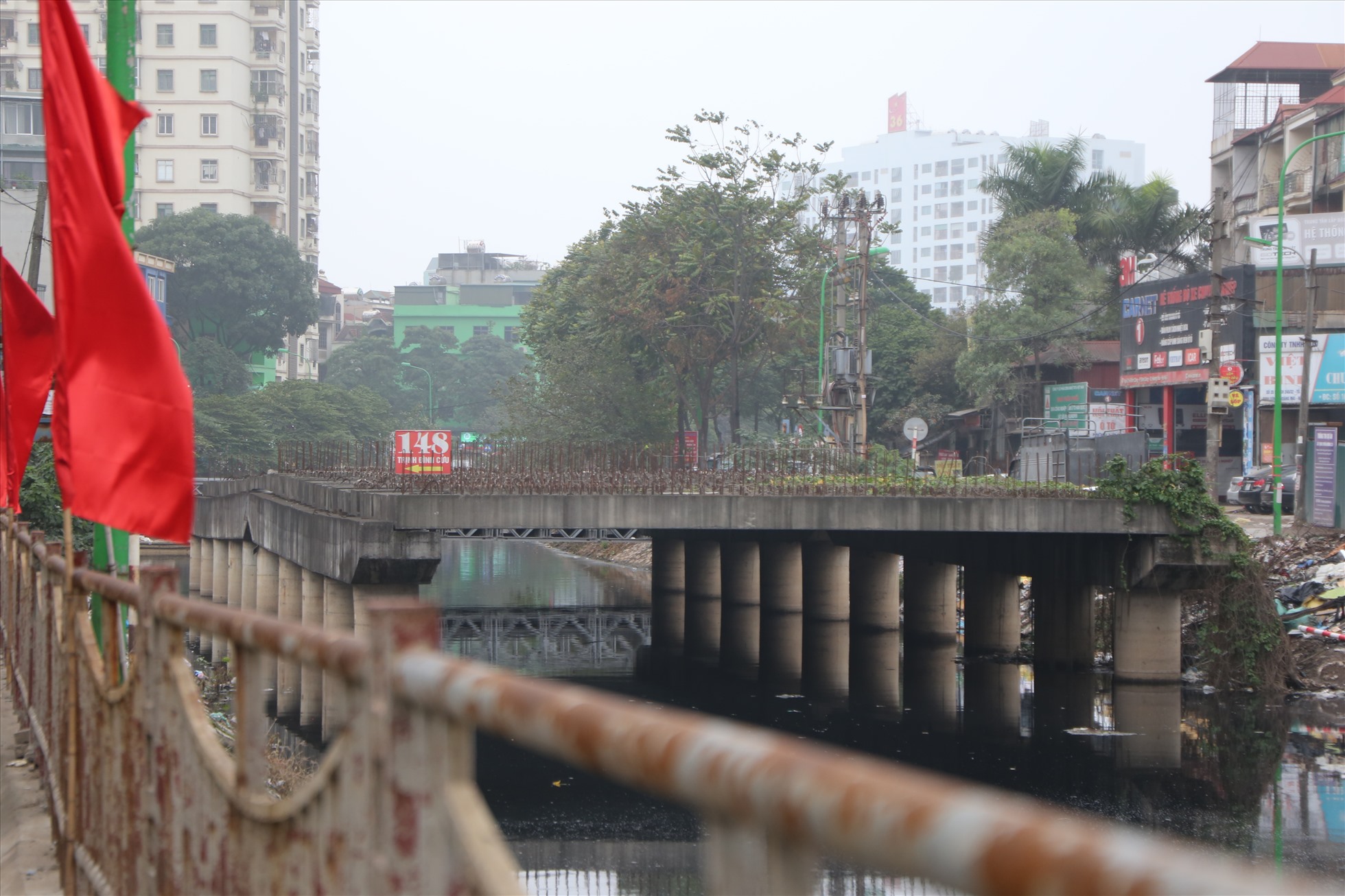 Cầu L3 bắc qua sông Lừ (khu vực quận Thanh Xuân thuộc dự án đường Vành đai 2,5) ngổn ngang rác thải, hoen gỉ khiến công trình trở nên hoang phế. Ảnh: Vĩnh Hoàng
