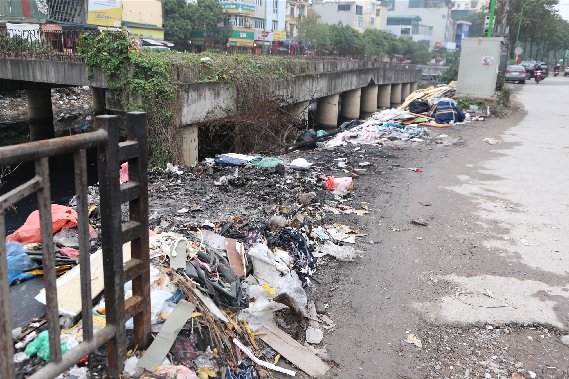 Hai bên bờ của cây cầu L3 đã trở thành điểm vứt rác của nhiều hộ gia đình. Ảnh: Vĩnh Hoàng