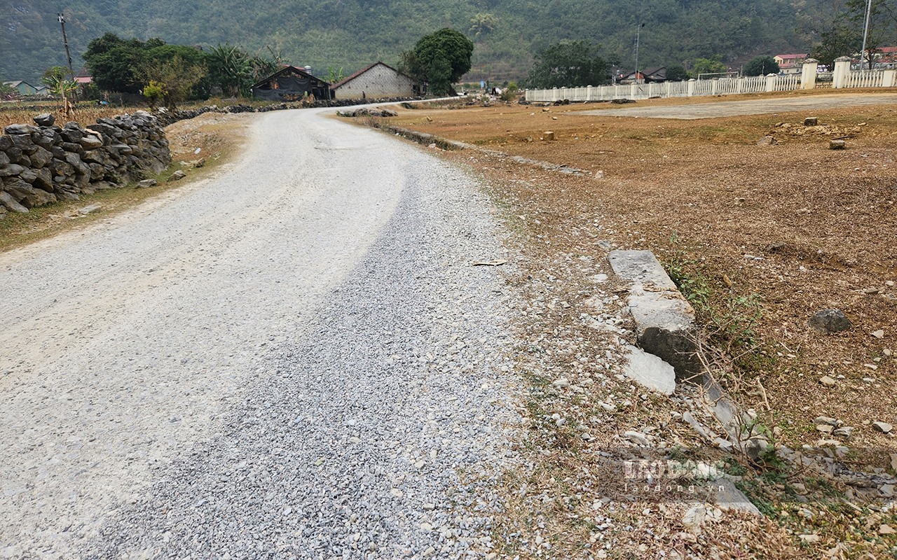 Ghi nhận tại tuyến đường bê tông nối từ bản Lũng Sâu với QL3 (mỏ đá nằm trên tuyến này) lớp đá rơi vãi từ xe tải đang ngày thêm dày lên trên mặt đường.