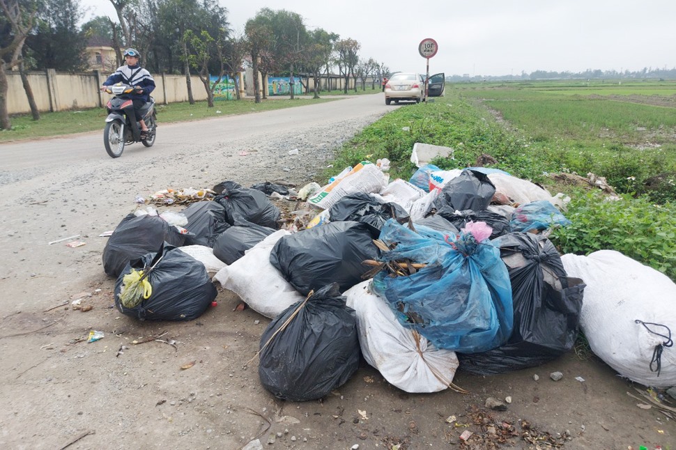 Một đống rác tập kết gần cổng trường Tiểu học Thạch Đỉnh. Ảnh: Trần Tuấn.